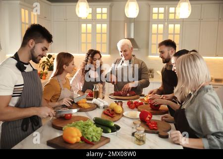 Glückliche Leute kochen zusammen in der Küche Stockfoto