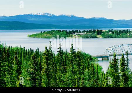 Alaska Highway und Nisutlin Bay Bridge über den Teslin Lake in Yukon Territory, Kanada Stockfoto