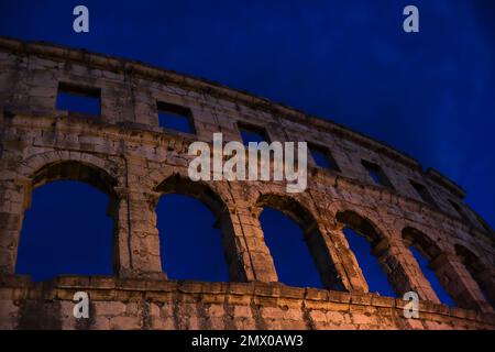 Pula Arena in Istrien am Abend. Wunderschönes römisches Amphitheater mit Nachthimmel in Kroatien. Stockfoto