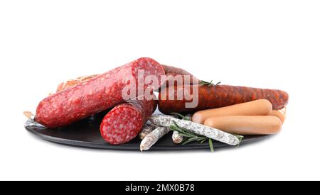 Schieferteller mit verschiedenen leckeren Würsten, isoliert auf weiß Stockfoto