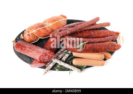 Schieferteller mit verschiedenen leckeren Würstchen isoliert auf weiß, Draufsicht Stockfoto