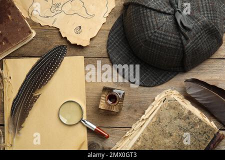 Komposition mit verschiedenen alten Gegenständen auf Holzhintergrund. Detektiv-Layout Stockfoto