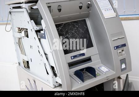 München, Deutschland. 02. Februar 2023. Während einer Pressekonferenz im Staatlichen Kriminalpolizeiamt (LKA) wird ein explodierter Geldautomat gesehen. Die Staatsanwaltschaft in Bamberg, die Bayerische Landespolizei und die Landespolizei in Baden-Württemberg ermitteln seit mehreren Monaten gemeinsam mit den niederländischen Behörden gegen eine Gruppe, die beschuldigt wird, seit 2021 zahlreiche Geldautomaten in Bayern und Baden-Württemberg aus den Niederlanden in die Luft gejagt zu haben. Kredit: Sven Hoppe/dpa/Alamy Live News Stockfoto