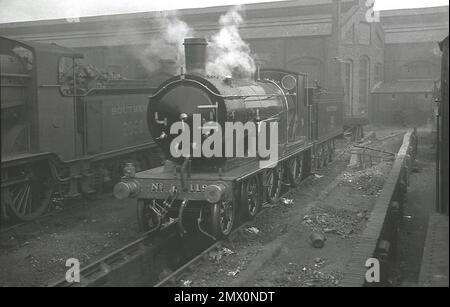 Ehemalige Lokomotive der LSWR T9 30119 Klasse 4-4-0, lackiert als LSWR 119 in Malachite Green für Aufgaben beim Transport des Königszugs. Dahinter steht LBSCR B4 Klasse 2050, die 1950 aus dem Verkehr gezogen wurde. Stockfoto