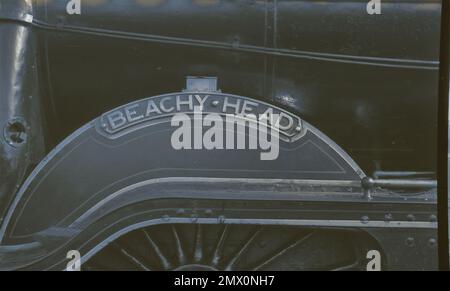 Das Namensschild des ehemaligen LBSCR Marsh Atlantic 4-4-2 als BR 32424 „Beachy Head“ in Brighton im Oktober 1952 Stockfoto