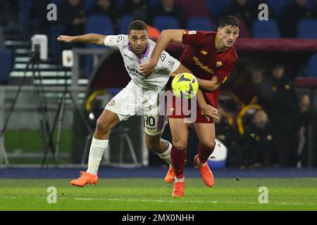 Cyriel Dessers aus den USA Cremonese und Marash Kumbulla von A.S. Roma während des Coppa Italia Viertelfinales zwischen A.S. Rom gegen USA Cremonese im Februar Stockfoto
