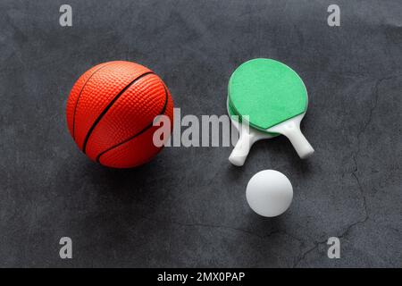 Miniatur-Basketball und Tischtennisschläger Stockfoto