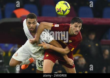 Cyriel Dessers aus den USA Cremonese und Marash Kumbulla von A.S. Roma während des Coppa Italia Viertelfinales zwischen A.S. Rom gegen USA Cremonese im Februar Stockfoto