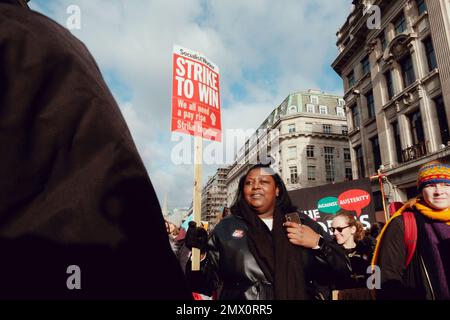 London, Großbritannien. 1. FEBRUAR 2023. Bis zu einer halben Million Arbeiter streikten im Vereinigten Königreich. Die größte Arbeitskampagne seit über einem Jahrzehnt. Viele Dienstleistungen werden gelähmt sein, da Lehrer, Hochschulpersonal, Beamte, Grenzbeamte sowie Zug- und Busfahrer ihre Arbeit am selben Tag verlassen. Die Gewerkschaften erhöhen den Druck auf die Regierung, in einer Krise der Lebenshaltungskosten eine bessere Bezahlung zu verlangen. Der Streik wurde von der National Education Union (NEU) auf einem marsch von Portland Place nach Westminster angeführt, wo eine Kundgebung gegen die britische Regierung ein neues Anti-Streik-Gesetz eröffnete. Stockfoto