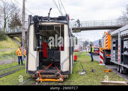 Freiburg Im Breisgau, Deutschland. 02. Februar 2023. Straßenbahnteile liegen in einer Straßenbahn, die bei einer Kollision mit einer anderen Straßenbahn zerrissen wurde. Bei einem Zusammenstoß von zwei Straßenbahnen im Bereich eines Schalters wurden 14 Personen verletzt, einer davon schwer. Kredit: Philipp von Ditfurth/dpa/Alamy Live News Stockfoto