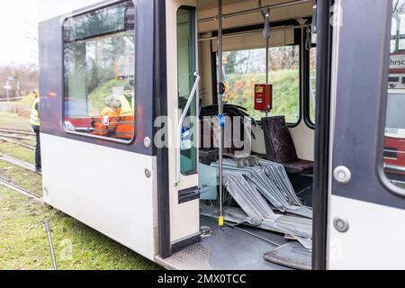 Freiburg Im Breisgau, Deutschland. 02. Februar 2023. Straßenbahnteile liegen in einer Straßenbahn, die bei einer Kollision mit einer anderen Straßenbahn zerrissen wurde. Bei einem Zusammenstoß von zwei Straßenbahnen im Bereich eines Schalters wurden 14 Personen verletzt, einer davon schwer. Kredit: Philipp von Ditfurth/dpa/Alamy Live News Stockfoto