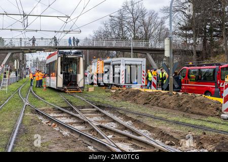 Freiburg Im Breisgau, Deutschland. 02. Februar 2023. Mitarbeiter der Freiburger Verkehrs-AG (VAG) Bergen eine Straßenbahn, die bei einem Zusammenstoß mit einer anderen Straßenbahn zerrissen wurde. Bei einem Zusammenstoß zwischen zwei Straßenbahnen im Bereich eines Schalters wurden 14 Personen verletzt, einer davon ernsthaft. Kredit: Philipp von Ditfurth/dpa/Alamy Live News Stockfoto