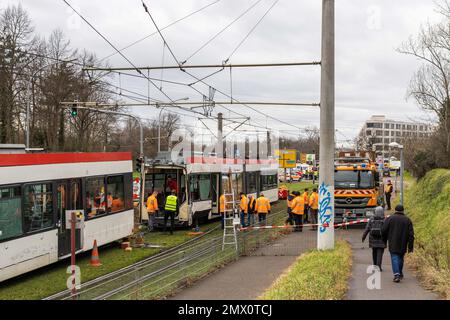 Freiburg Im Breisgau, Deutschland. 02. Februar 2023. Mitarbeiter der Freiburger Verkehrs-AG (VAG) Bergen eine Straßenbahn, die bei einem Zusammenstoß mit einer anderen Straßenbahn zerrissen wurde. Bei einem Zusammenstoß zwischen zwei Straßenbahnen im Bereich eines Schalters wurden 14 Personen verletzt, einer davon ernsthaft. Kredit: Philipp von Ditfurth/dpa/Alamy Live News Stockfoto