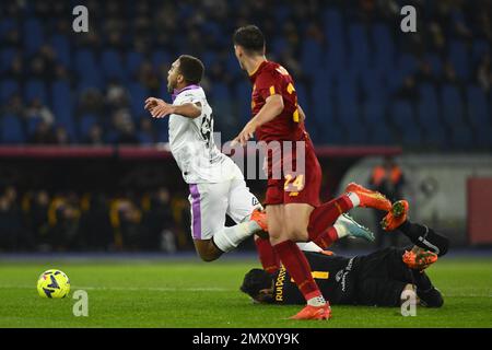 Cyriel Dessers aus den USA Cremonese und Marash Kumbulla von A.S. Roma während des Coppa Italia Viertelfinales zwischen A.S. Rom gegen USA Cremonese im Februar Stockfoto