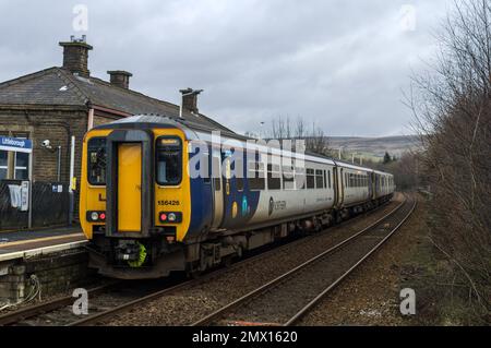 156426 Uhr am Bahnhof Littleborough mit einem Bus nach Blackburn. Stockfoto