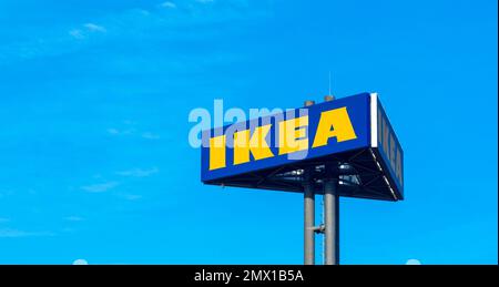 Belgrad, Serbien - 02. Januar 2023: IKEA-Logo-Schild auf einer Stange vor dem blauen Himmelshintergrund. IKEA ist der weltweit größte Möbeleinzelhändler Stockfoto