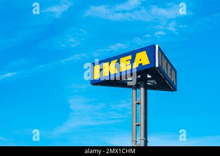 Belgrad, Serbien - 02. Januar 2023: IKEA-Logo-Schild auf einer Stange vor dem blauen Himmelshintergrund. IKEA ist der weltweit größte Möbeleinzelhändler Stockfoto