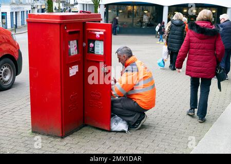 Royal Post Postarbeiter leert roten Postkarton von Briefen Postpostpakete Paketpakete in Carmarthen Stadt Januar 2023 UK KATHY DEWITT Stockfoto