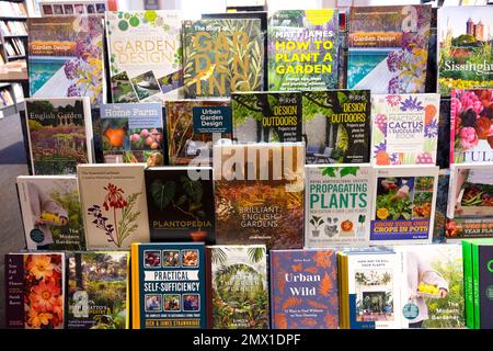 Ausstellung verschiedener Gartendesign- und Gartenbücher auf mehrstufigen Regalen im Innenraum des Waterstones Stores in Großbritannien KATHY DEWITT Stockfoto