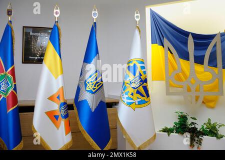 Wehrwagen und Flaggen der ukrainischen Polizeieinheiten im Pressezentrum des ukrainischen Innenministeriums. 23. November 2019. Kiew, Ukraine Stockfoto