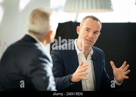 Bürgermeister von London Sadiq Khan (links) mit Martin Lewis von Money Saving Expert, der vor einem Londoner Publikum über die Herausforderungen spricht, denen sie aufgrund der steigenden Lebenshaltungskosten gegenüberstehen, im Rathaus in London. Foto: Donnerstag, 2. Februar 2023. Stockfoto