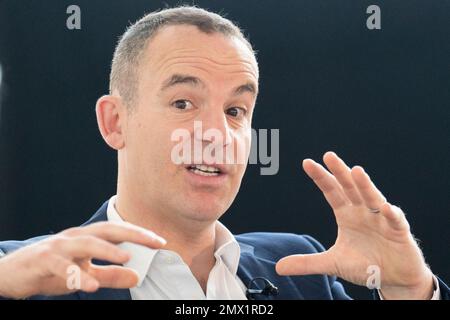 Martin Lewis von Money Saving Expert spricht vor einem Publikum von Londonern über die Herausforderungen, denen sie aufgrund der steigenden Lebenshaltungskosten gegenüberstehen, und wird vom Londoner Bürgermeister Sadiq Khan im Rathaus in London moderiert. Foto: Donnerstag, 2. Februar 2023. Stockfoto