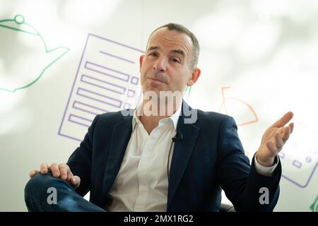 Martin Lewis von Money Saving Expert spricht vor einem Publikum von Londonern über die Herausforderungen, denen sie aufgrund der steigenden Lebenshaltungskosten gegenüberstehen, und wird vom Londoner Bürgermeister Sadiq Khan im Rathaus in London moderiert. Foto: Donnerstag, 2. Februar 2023. Stockfoto