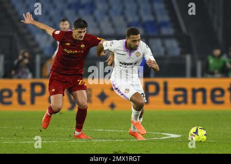 Cyriel Dessers aus den USA Cremonese und Marash Kumbulla von A.S. Roma während des Coppa Italia Viertelfinales zwischen A.S. Rom gegen USA Cremonese im Februar Stockfoto