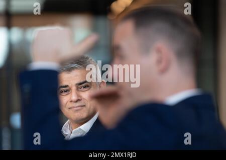 Bürgermeister von London Sadiq Khan (links) mit Martin Lewis von Money Saving Expert, der vor einem Londoner Publikum über die Herausforderungen spricht, denen sie aufgrund der steigenden Lebenshaltungskosten gegenüberstehen, im Rathaus in London. Foto: Donnerstag, 2. Februar 2023. Stockfoto