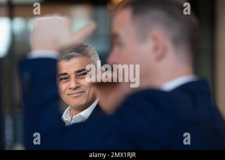 Bürgermeister von London Sadiq Khan (links) mit Martin Lewis von Money Saving Expert, der vor einem Londoner Publikum über die Herausforderungen spricht, denen sie aufgrund der steigenden Lebenshaltungskosten gegenüberstehen, im Rathaus in London. Foto: Donnerstag, 2. Februar 2023. Stockfoto