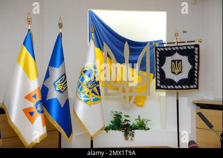 Wehrwagen und Flaggen der ukrainischen Polizeieinheiten im Pressezentrum des ukrainischen Innenministeriums. 23. November 2019. Kiew, Ukraine Stockfoto