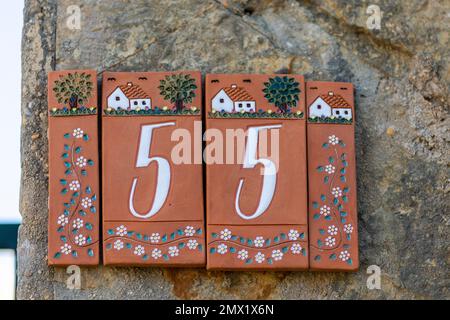 Nahaufnahme einer wunderschönen Hausnummer in Asulejo-Fliesen mit komplexen Details. Stockfoto