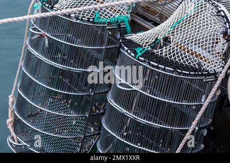 Aus nächster Nähe sehen Sie Krabben- und Hummerkörbe, die von Fischern auf ihren Booten verwendet werden. Stockfoto