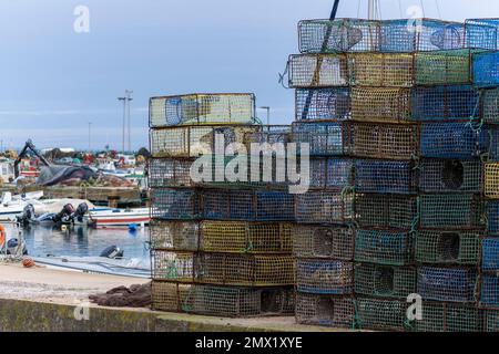 Aus nächster Nähe sehen Sie Krabben- und Hummerkörbe, die von Fischern auf ihren Booten verwendet werden. Stockfoto