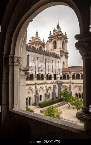 Alcococo, Portugal - 24. August 2022: Das Kloster von D. Dinis und die Glockentürme, eingerahmt vom Klosterbogen, im Kloster von Alcocococo Stockfoto