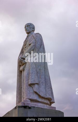 FARO, PORTUGAL - 4. DEZEMBER 2022: Statue des Bischofs Francisco Gomes de Avelar in der Innenstadt von Faro, Portugal. Stockfoto