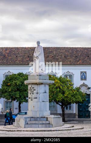 FARO, PORTUGAL - 4. DEZEMBER 2022: Statue des Bischofs Francisco Gomes de Avelar in der Innenstadt von Faro, Portugal. Stockfoto