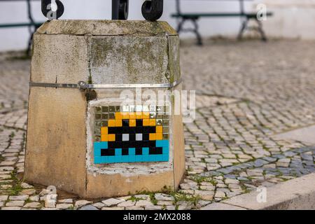 FARO, PORTUGAL - 4. DEZEMBER 2022: Blick auf die Pixel Art Design Kreatur einer Kreatur aus dem Weltraumeindringling Videospiel. Stockfoto