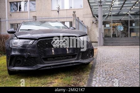 München, Deutschland. 02. Februar 2023. Ein beschlagnahmtes Fluchtfahrzeug wird während einer Pressekonferenz im Staatlichen Kriminalpolizeiamt (LKA) gesehen. Die Staatsanwaltschaft in Bamberg, die Bayerische Landespolizei und die Landespolizei in Baden-Württemberg ermitteln seit mehreren Monaten gemeinsam mit den niederländischen Behörden gegen eine Gruppe, die beschuldigt wird, seit 2021 zahlreiche Geldautomaten in Bayern und Baden-Württemberg aus den Niederlanden in die Luft gejagt zu haben. Kredit: Sven Hoppe/dpa/Alamy Live News Stockfoto