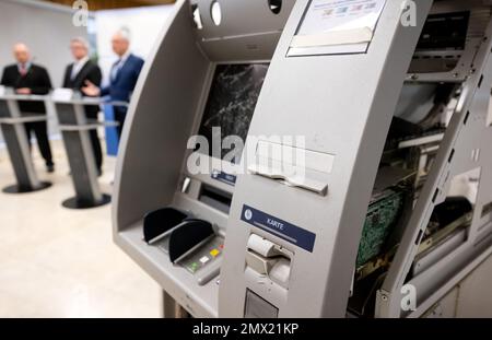 München, Deutschland. 02. Februar 2023. Während einer Pressekonferenz im Staatlichen Kriminalpolizeiamt (LKA) wird ein explodierter Geldautomat gesehen. Die Staatsanwaltschaft in Bamberg, die Bayerische Landespolizei und die Landespolizei in Baden-Württemberg ermitteln seit mehreren Monaten gemeinsam mit den niederländischen Behörden gegen eine Gruppe, die beschuldigt wird, seit 2021 zahlreiche Geldautomaten in Bayern und Baden-Württemberg aus den Niederlanden in die Luft gejagt zu haben. Kredit: Sven Hoppe/dpa/Alamy Live News Stockfoto