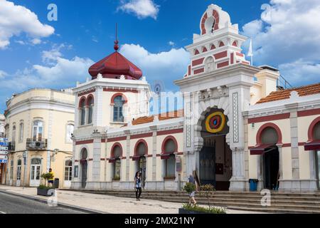 LOULE, PORTUGAL - 25. JUNI 2022: Ikonischer Lebensmittel- und Fischmarkt der Stadt Loule in der Algarve, Portugal. Stockfoto