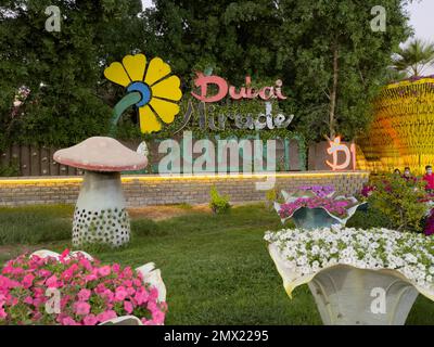 Dubai, Vereinigte Arabische Emirate - 17. November 2021: Eingangsbereich zum Dubai Miracle Garden am Abend. Die größte Blumenstruktur der Welt. Stockfoto