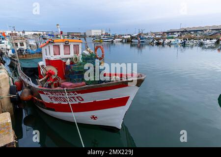 OLHAO, PORTUGAL - 11. DEZEMBER 2022: Traditionelle Fischerboote an den Docks der Stadt Olhao, Portugal. Stockfoto