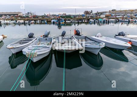 OLHAO, PORTUGAL - 11. DEZEMBER 2022: Traditionelle Fischerboote an den Docks der Stadt Olhao, Portugal. Stockfoto