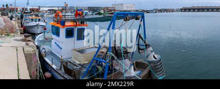 OLHAO, PORTUGAL - 11. DEZEMBER 2022: Traditionelle Fischerboote an den Docks der Stadt Olhao, Portugal. Stockfoto