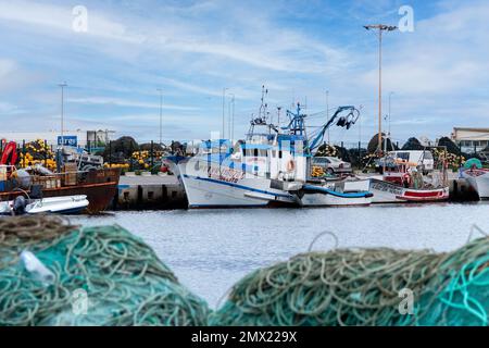 OLHAO, PORTUGAL - 11. DEZEMBER 2022: Traditionelle Fischerboote an den Docks der Stadt Olhao, Portugal. Stockfoto