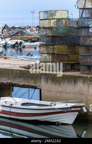 OLHAO, PORTUGAL - 11. DEZEMBER 2022: Blick aus nächster Nähe auf Krabben- und Hummerkörbe, die von Fischern auf ihren Booten verwendet werden. Stockfoto