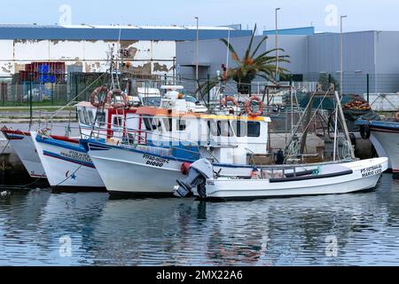 OLHAO, PORTUGAL - 11. DEZEMBER 2022: Traditionelle Fischerboote an den Docks der Stadt Olhao, Portugal. Stockfoto