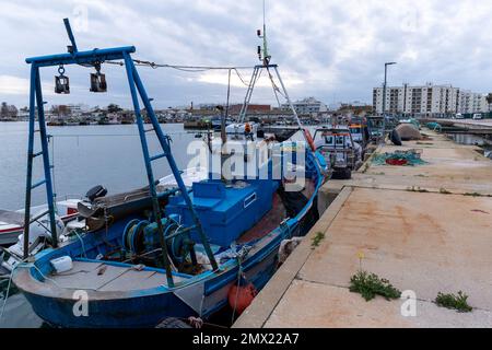 OLHAO, PORTUGAL - 11. DEZEMBER 2022: Traditionelle Fischerboote an den Docks der Stadt Olhao, Portugal. Stockfoto