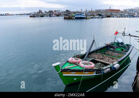 OLHAO, PORTUGAL - 11. DEZEMBER 2022: Traditionelle Fischerboote an den Docks der Stadt Olhao, Portugal. Stockfoto